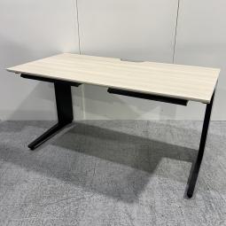 【スタイリッシュなデザインと機能性を兼ね備えたシンプルデスク！】■オカムラ（okamura）製　プロユニット（Pro Unit）シリーズ　平机　引き出しあり　W1400×D700㎜　■天板：プライズウッドライト（木目ナチュラル）　L字脚：ブラック
