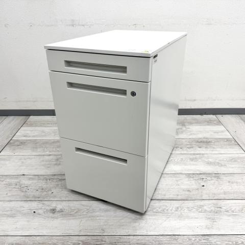 【法人様限定!来店予約で中古商品8%OFF!9月末まで 岐阜店】
【デスク周りの収納をすっきり!使いやすい定番3段ワゴン!】
■イトーキ製 CZRシリーズ 3段ワゴン H680mm ホワイト
■書類や文房具、オフィス用品をまとめて収納でき、デスク下やデスクサイドの収納力アップにおすすめ!
■清潔感のあるホワイトカラーで様々なデスクに合わせやすい定番タイプ。デスクワゴン・インサイドワゴン・サイドワゴン・脇机・袖机をお探しの方にもおすすめです!【ITOKI CZR】