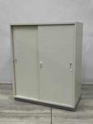 【中古】【書類を一気に収納！スライド式扉は開閉スペースに困らない！】■引き違い書庫（2枚扉）　■スライド　■引き戸　ローキャビネット　　■ホワイト　■シリンダー錠　■ベース付き　※愛知※名古屋※豊田※三重