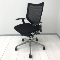 【国産メッシュチェアの代表格！オフィスの執務室・会議室におすすめ！】■オカムラ(okamura)製　バロン(Baron)チェア　肘付ローバック　背面メッシュ　■可動肘　■ブラック