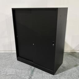 【スタイリッシュなブラックの引き違い書庫！スライド引き戸だから開閉スペースに困らない！】■共栄工業製　引き違い書庫（2枚扉）　ローキャビネット　W900×Ｄ450×Ｈ1110mm　■シリンダー錠　■ブラック
