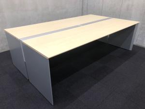 【中古】コクヨ「ワークヴィスタ」のW2400フリーアドレスデスク！ナチュラル天板×シルバーのすっきりしたデザインで、配線管理やレイアウト変更にも使いやすい中古デスク！/福岡で中古オフィス家具、フリーアドレスデスクをお探しならオフィスバスターズ福岡博多店へお気軽にお問い合わせください！　#格安　#フリーアドレスデスク