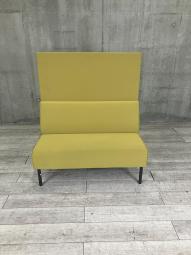【2人用ソファ】【レイアウト次第でオフィスのあらゆるシーンで活躍！ミーティングブース、休憩スペースなどに】■オカムラ(okamura)製　2人用ソファー　W1130×H1300㎜　■4本脚・パネル付き　■グリーン
