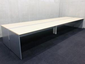 【中古】コクヨ「ワークヴィスタ」のW3600フリーアドレスデスク！ナチュラル天板×シルバーのすっきりしたデザインで、配線管理やレイアウト変更にも使いやすい大型中古デスク！/福岡で中古オフィス家具、フリーアドレスデスクをお探しならオフィスバスターズ福岡博多店へお気軽にお問い合わせください！　#格安　#フリーアドレスデスク