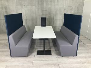 【Web会議から打ち合わせまで、快適なコミュニケーション空間。】■ウチダ（UCHIDA）製　ニュート（NEUT）シリーズ　ミーティングブース　ファミレスブース　■テーブル：W1800×D900×H720㎜ / ソファ×2：W1800×D600×H1400㎜　■ソファ：グレー / パネル：ブルー　【ABW商材】【関東倉庫在庫品】【弊社使用欄：A01096489】