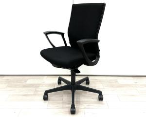 【長時間のデスクワークもランバーが快適にサポート！　オカムラ製の人気チェアが入荷！】■okamura（オカムラ）製　エスクードチェア　■ハイバック　■サークル肘(固定肘)　■色：ブラック　【背中全体をサポートするハイバックタイプ】