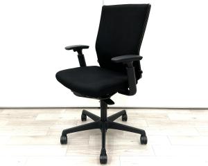 【長時間のデスクワークもランバーが快適にサポート！　オカムラ製の人気チェアが入荷！】◇okamura（オカムラ）製　◇エスクードチェア　◇ハイバック　◇可動肘　◇色：ブラック　【背中全体をサポートするハイバックタイプ】
