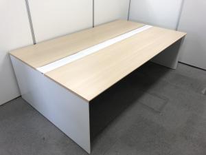 【4人用に最適！】【中古】ウチダ「アルセナ」のW2400フリーアドレスデスク！ナチュラル天板×ホワイト配線カバーの明るく温かみのあるデザインで、配線管理やレイアウト変更にも対応しやすい中古デスク！/福岡で中古オフィス家具、フリーアドレスデスクをお探しならオフィスバスターズ福岡博多店へお気軽にお問い合わせください！　#格安　#フリーアドレスデスク