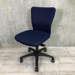 【オフィスの王道チェア！分厚いクッションとシンプルで使いやすい操作性！】■オカムラ(okamura)製　カロッツァ(Carrozza)チェア　肘無　ローバック　クッションタイプ　■サークル肘　■ダークブルー×ブラックシェル