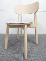 【デザイン性の高いミーティングチェア！】■コクヨ(KOKUYO)　 デイズオフィス(DAYS OFFICE)　ハングライク(hang like)　スタッキングチェア　木脚タイプ　座パッド付　本体：ホワイトナチュラル　座面：ライトグレー　■リビングライクなデザイン！カフェのような居心地の良い空間に！【ABW】