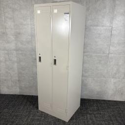 【中古】LK-2F1 コクヨの定番「LK」シリーズ2人用更衣ロッカー!シリンダー錠付きで衣類や私物を個別に管理しやすく、網棚やハンガーパイプなど収納に便利な機能も充実した中古ロッカー!/福岡で中古オフィス家具、更衣ロッカーをお探しならオフィスバスターズ福岡博多店へお気軽にお問い合わせください! #格安 #更衣ロッカー
