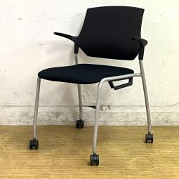 【ロット入荷】イトーキ　ステンザ　スタッキングチェア　座：ブラック　背：ブラック　キャスター付き　ちょっとした肘が便利な使い心地【愛知・名古屋・豊田・静岡・浜松】