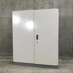 【オフィスの定番！大きく開いて見やすい両開き書庫！】■イトーキ(ITOKI)製　シンライン(THIN LINE)シリーズ　両開き書庫　ローキャビネット　H1100㎜　■シリンダー錠　■グレー　オフィスバスターズ　※ベース無し
