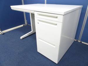 【在庫入替セール！】【中古】オカムラ アドバンス W1000 片袖机 ホワイト お買い得/オカムラの定番オフィスデスク「アドバンス」！W1000のコンパクトな片袖机を在庫入替セールにつき特別価格でご案内！/福岡で中古オフィス家具、オフィスデスクをお探しならオフィスバスターズ福岡博多店へお気軽にお問い合わせください！　#在庫入替セール　#特別価格　#片袖机　#中古オカムラ　#アドバンス