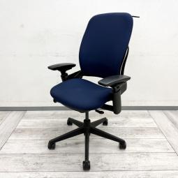 【法人様限定！来店予約で中古商品8％OFF！9月末まで　岐阜店】
【在庫入替セール品！（本在庫限定価格）】【身体の動きにしなやかにフィット！世界的に人気の高機能オフィスチェア！】

■スチールケース製　リープV2　肘付き　ハイバック　ハンガー付き　ネイビー
■身体の動きに合わせて背もたれが追従する設計で、長時間のデスクワークを快適にサポート。ハンガー付きでジャケットの収納にも便利！
■落ち着きのあるネイビーカラーで、ワークスペースや役員席にもおすすめ。オフィスチェア・OAチェア・事務椅子・デスクチェア・高機能チェアをお探しの方にもおすすめです！【Steelcase Leap V2】