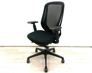【オカムラ製品で最も人気を集める高機能メッシュチェア！】■オカムラ（okamura）製　シルフィー（Sylphy）チェア　肘付き　ハイバック　背面メッシュ　■可動肘　■ブラック