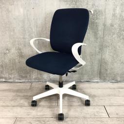 【在庫入替品】【7脚入荷】【背のハイ・ロー切替が出来る！「汚れにくさ」と「壊れにくさ」を実現したスタイリッシュデザインのOAチェア！】■イトーキ（ITOKI）製　フルゴ(fulgo)チェア　肘付き　ハイバック　■サークル肘・ハンガー付　■ネイビーブルー×ホワイトシェル（T9）