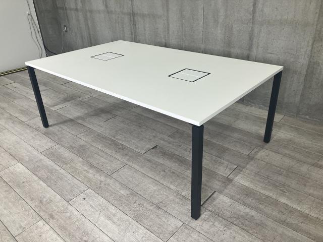 【スタイリッシュなデザインが人気の大型テーブル!4~6名様での会議に最適!】■コクヨ(KOKUYO)製 ワークフィット(WORKFIT)シリーズ ミーティングテーブル 会議用 W2000×D1200㎜ ■配線ボックス付き ■天板:ホワイト/4本脚:ブラック