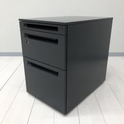【在庫入替セール品！（本在庫限定価格）】【使いやすさ抜群のキャスター付き３段ワゴン！フリーアドレスデスクのお供に！】■オカムラ（okamura）製　アドバンス（ADVANCE）シリーズ　３段ワゴン　フリアド用　■W390×D575×H565㎜　■シリンダー錠　■ブラック【弊社使用欄：A01079871】【HU】