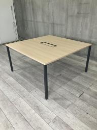 【シンプルで洗練されたデザインが特徴のミーティングテーブル・ワークテーブル！】■オカムラ（okamura）製　アプションフリー（aption Free）シリーズ　W1400×D1400×H720mm　■配線カバー付き　■木目ナチュラル