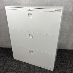 【中古】4BG3ZC ZA75 /オカムラの定番収納シリーズ「レクトライン」！3段ラテラルで書類やファイルを整理しやすく、シリンダー錠付きで収納物の管理にも便利な中古ローキャビネット！/福岡で中古オフィス家具、書庫・キャビネットをお探しならオフィスバスターズ福岡博多店へお気軽にお問い合わせください！　#格安　#3段ラテラル　#ローキャビネット　#中古オカムラ　#レクトライン