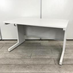 【在庫入替品】【定番・安定のスタンダードデスクシリーズ！サイズも定番の横幅1200㎜！】■内田洋行（UCHIDA）　スカエナ　平机　引き出し無し　■ホワイト　■配線Kタイプ(T9)