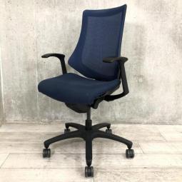 【姿勢の変化にフレキシブルに対応！スタイリッシュで座り心地も抜群！】■イトーキ(ITOKI)製　エフ(F)チェア　肘付　ハイバック　背面メッシュ　■固定肘　■ネイビーブルー×ブラックシェル　　【弊社使用欄：A01096822】