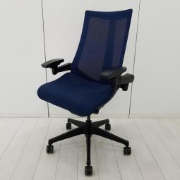 【在庫入替セール品！（本在庫限定価格）】【座る姿勢や身体の動きにフレキシブルに対応！立体型可動アームが特徴のハイクラスチェア！】■イトーキ(ITOKI)製　アクト(Act)チェア　肘付　ハイバック　背面メッシュ　■可動肘　■ネイビーブルー×ブラックシェル　【弊社使用欄：A01064006】【ID】