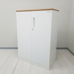 【書類の収納スペースを増やしたい方に！収納力抜群な観音開きタイプのキャビネット】■コクヨ(KOKUYO)製　エディア(EDIA)シリーズ　両開き書庫　ローキャビネット　W800×D400×H1130㎜　■シリンダー錠　■天板：木目調ブラウン(バーチ)/ホワイト