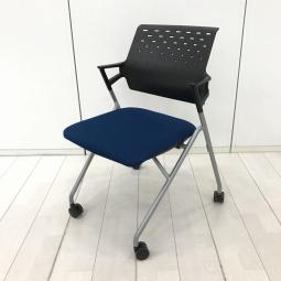【定価約　円】【使わない時は平行に重ねて収納！肘付きで長時間の会議も安心の座り心地】■コクヨ(KOKUYO)製　ピエガ(Piega)シリーズ　ネスティングチェア　ミーティングチェア　■固定肘　■背パッド無し：ブラック/座面：ブルー　■キャスター付