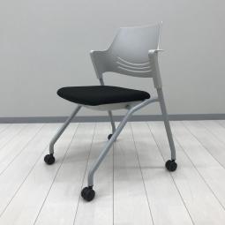 【背を包み込むような安定感のあるデザイン！ミーティングに最適！】■オカムラ(okamura)製　ヴィラージュ(VILLAGE)チェア　ネスティングチェア　ミーティングチェア　肘付き　■固定肘・キャスター付き　■背面樹脂ホワイト/座面：ブラック　【弊社使用欄：A01097049】【SH】