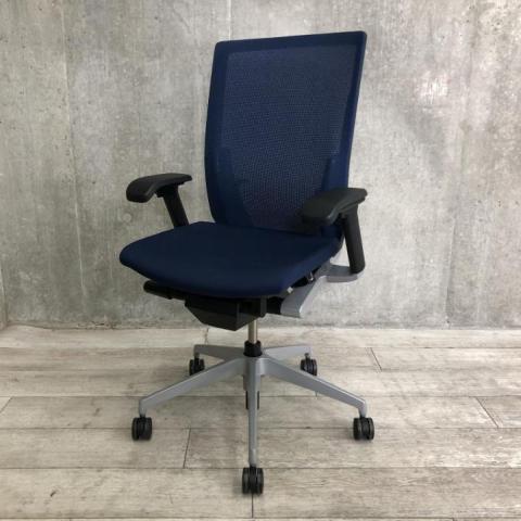 【在庫入れ替えセール】【シャープかつシンプルなデザイン!大きな背面が体にフィット!通気性がよく長時間でも快適な高級チェア!】■イトーキ(ITOKI)製 ヴェント(Vent)チェア 肘付き ハイバック 背面メッシュ ■可動肘・ランバー付き ■ネイビーブルー×ブラックシェル【T9】