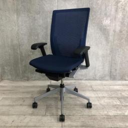 【在庫入れ替えセール】【シャープかつシンプルなデザイン！大きな背面が体にフィット！通気性がよく長時間でも快適な高級チェア！】■イトーキ（ITOKI）製　ヴェント（Vent）チェア　肘付き　ハイバック　背面メッシュ　■可動肘・ランバー付き　■ネイビーブルー×ブラックシェル【T9】