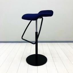 【ハイカウンターに適したカウンターチェア！足掛けありで長時間利用も！】■オカムラ（okamura）製　メルチェシリーズ　カウンターチェア　ハイチェア　■足掛け付き　■上下昇降機能付き　■ブルー×ブラック/616296　オフィスバスターズ　水戸サテライト　大子町　北茨城市　高萩市　日立市　常陸太田市　常陸大宮市　那珂市　東海村　ひたちなか市　城里町 水戸市　笠間市　茨城町　大洗町　小美玉市