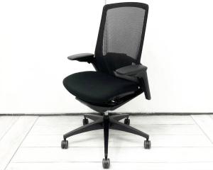 【定価約19万円】【デザインと機能性を追求したオカムラの技術の結晶！自然な姿勢で作業・リラックス可能！】■オカムラ(okamura)製　フィノラ(Finora)チェア　肘付ハイバック　■背・座面メッシュ　■可動肘　■ブラック【AD】