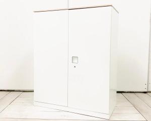 【オフィスの書類をスッキリ整理！取っ手がどの方向からでも開くマルチハンドル！】■オカムラ（okamura）製　レクトライン(Rectline)シリーズ　両開き書庫　ローキャビネット　■色：ホワイト　■シリンダー錠　■木目天板付き
