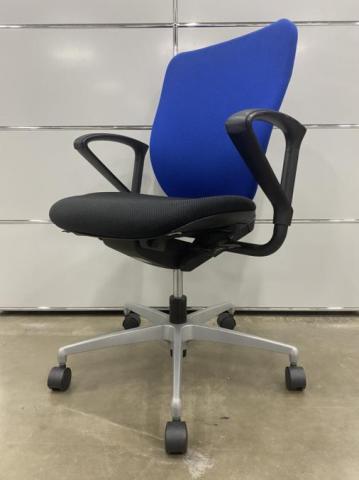 【中古】プラオチェア  イトーキ（ITOKI） 肘付ローバックチェア