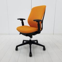 前傾チルト機能付き！包み込まれるフィット感のあるクッション生地！大人気シリーズが入荷！！
■オカムラ/シルフィー/オレンジ　可動肘付き　クッションタイプ