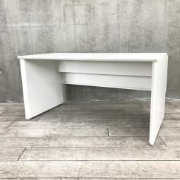 【パネル脚が珍しい！ゆとりのあるワークスペースで作業効率がアップ！幅1400㎜のワークデスク！】■オカムラ(okamura)製　プロユニットフリーウェイ(Pro Unit Freeway)　平机　引き出し無し　パネル脚　W1400×D725㎜　■ホワイト　※サイドパーツ日焼け有