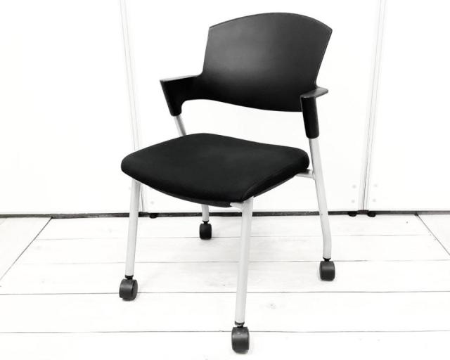 打ち合わせを快適に!ふっくらクッションの人気ミーティングチェアが入荷!重ねて収納できるためスペースの有効活用が可能!
■コクヨ/プロッティ/ブラック スタッキングチェア