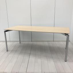 クロムメッキの脚が高級感を醸し出す！木目調の人気ナチュラルカラーテーブル！
■内田洋行/MRシリーズ/リマインドメープル　ミーティングテーブル