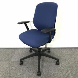 【前傾チルト機能付き】【オカムラ製品で最も人気を集める高機能メッシュチェア！】■オカムラ（okamura）製　シルフィー（Sylphy）チェア　肘付き　ローバック　■固定肘　■ブルー×ブラックシェル【入替セールにつき40%OFF！】