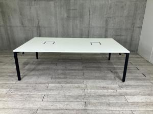 【スタイリッシュなデザインが人気の大型テーブル！6～8名様での会議に最適！】■コクヨ(KOKUYO)製　ワークフィット(WORKFIT)シリーズ　ミーティングテーブル　会議用　W2400×D1400㎜　■配線ボックス付き　■天板：ホワイト/4本脚：ブラック【入替セールにつき30%OFF！】
