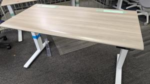 【高さ650～1250mmで可動 立ち姿勢を取り入れ健康志向！】■オカムラ(okamura)製　スイフト(Swift)シリーズ　電動昇降デスク　昇降テーブル　平机
昇降機能で座り作業からスタンディングワークまで対応できる人気のオフィステーブル(T9)