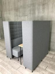 【倉庫在庫商品】【個室感がほどよく増し集中して作業が出来ます！】■コクヨ(KOKUYO)製　フォーレ(fore)シリーズ　ワークブース　ソロソファーブース　■ソファ・デスク付き　■パネルカラー・グレー/天板カラー・ナチュラル/ソファ・グレー/オススメ(おすすめ) /人気商品【弊社使用欄：A01077395】【AD】