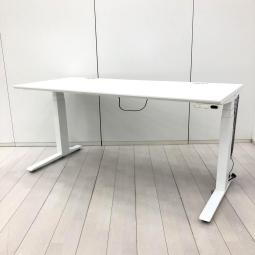 【電動で高さ調整可能・立ち姿勢を取り入れた新しいワークスタイルへ！】■オカムラ（okamura）　スイフト（Swift）　電動昇降デスク　昇降テーブル　平机　■幅：1550
㎜×高さ：650～1250㎜　■配線口　■ホワイト(T9)