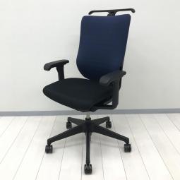 【操作レスな体重感応メカを搭載！理想的な座り心地を実現！着座者の体重に合わせて自動調整！】■イトーキ(ITOKI)製　エピオス(epios)チェア　肘付　ハイバック　クロスバックタイプ　■可動肘・ハンガー付き　■背面：ネイビー/座面：ブラック