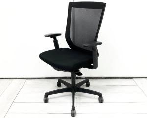 【からだにフィットする立体的なカーブのメッシュ！スタンダードクラスで人気上位のワーキングチェア！】■オカムラ(okamura)製　エスクード(ESCUDO)チェア　肘付ハイバック　背面メッシュ　■可動肘　■ブラック【AD】