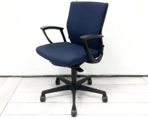 【長時間のデスクワークもランバーが快適にサポート！オフィスの定番チェア！起業や入替に！】■オカムラ（okamura）製　エスクードチェア (ESCUDO)　ローバック　肘付き　■サークル肘　■ダークブルー　【AD】