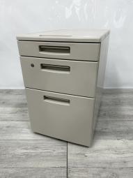 【高品質で人気のKOKUYO製品！スタンダードなデザインで使いやすい！】■コクヨ(KOKUYO)製　BS+シリーズ　3段ワゴン　デスクインワゴン　■W395×D595×H610mm　■シリンダー錠　■ニューグレー#愛知#名古屋#豊田#三重